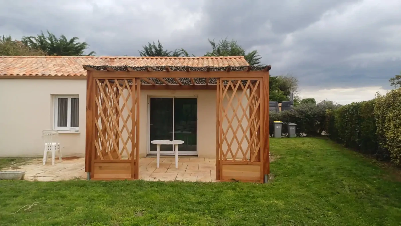construction pergola bois à Angles 85750